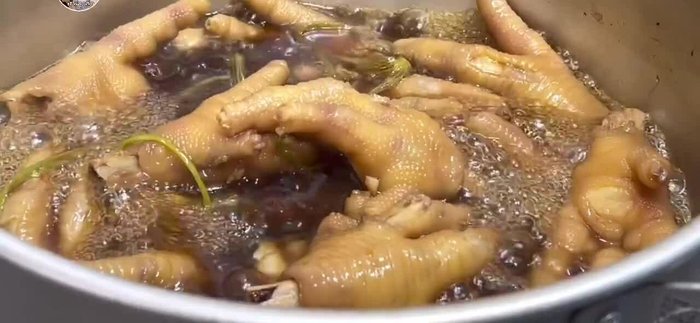 Prepare the chicken feet. (This step is implied by the audio)