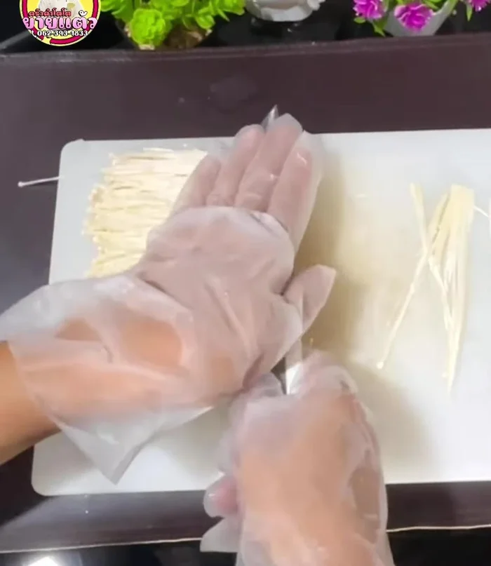 Prepare your chosen ingredient (golden needle mushrooms, bananas, taro, pumpkin, chicken wings, etc.). For example, with golden needle mushrooms: remove the base, wash, and cut or tear them.