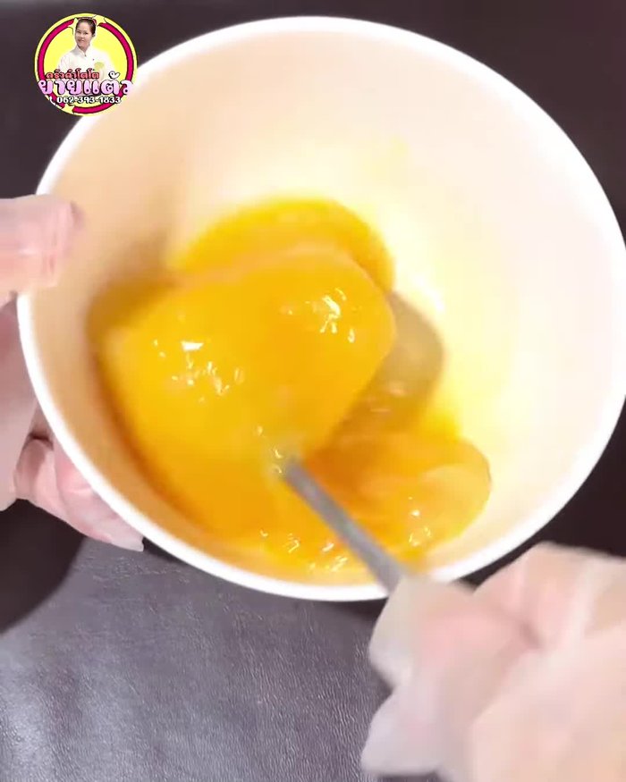 Add fried garlic to the egg mixture and mix thoroughly. This adds fragrance and removes fishy smell.