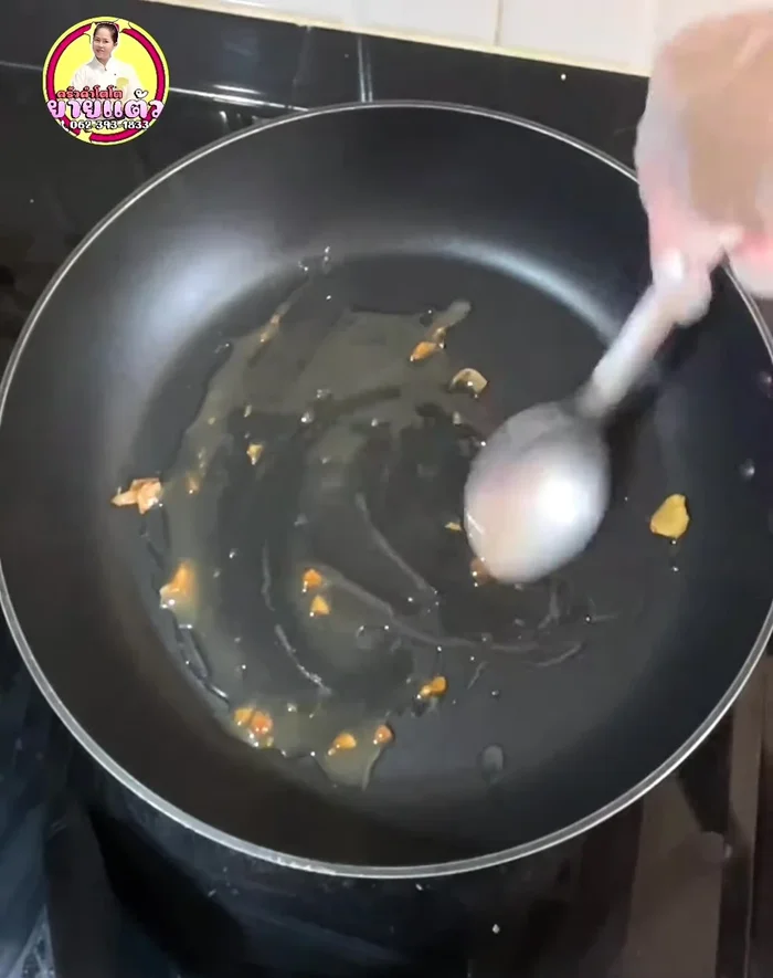 Heat 3 tablespoons of fried garlic oil (or more for a fluffier omelet) in a frying pan over medium heat. Do not preheat the pan excessively.