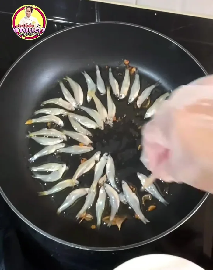 Add the Pla Sil to the pan and arrange them neatly.