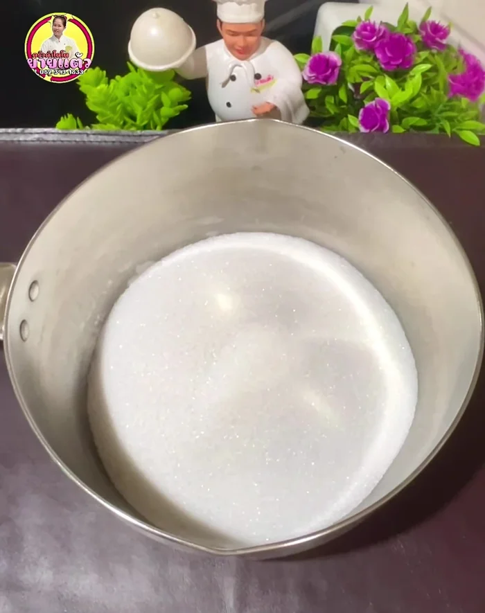 Prepare the marinade: Combine sugar, water, and salt in a pot. Stir until the sugar dissolves. Place the pot on the stove and heat.