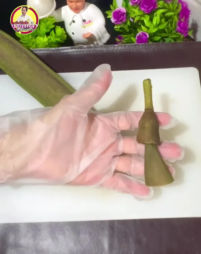 Cut the peka: Cut off the head and tail of each peka pod. Cut into 1cm thick pieces.