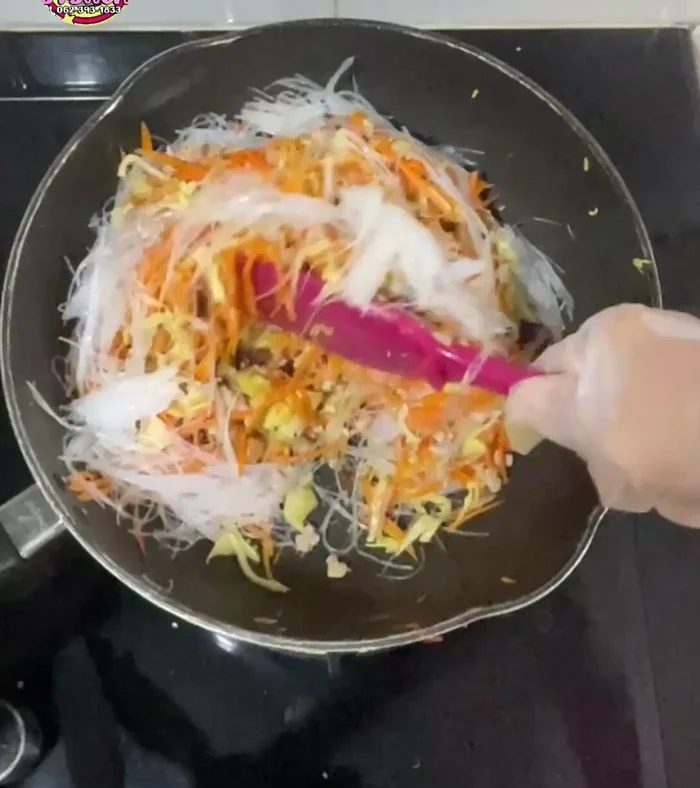 Mix the cooked filling with glass noodles. Season with sugar, white soy sauce, mushroom sauce (or oyster sauce), and seasoning powder to taste.