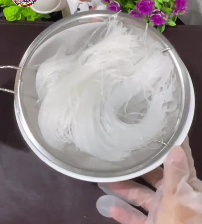 Soak bunsen in water for about 10 minutes, then drain and cut into shorter pieces.