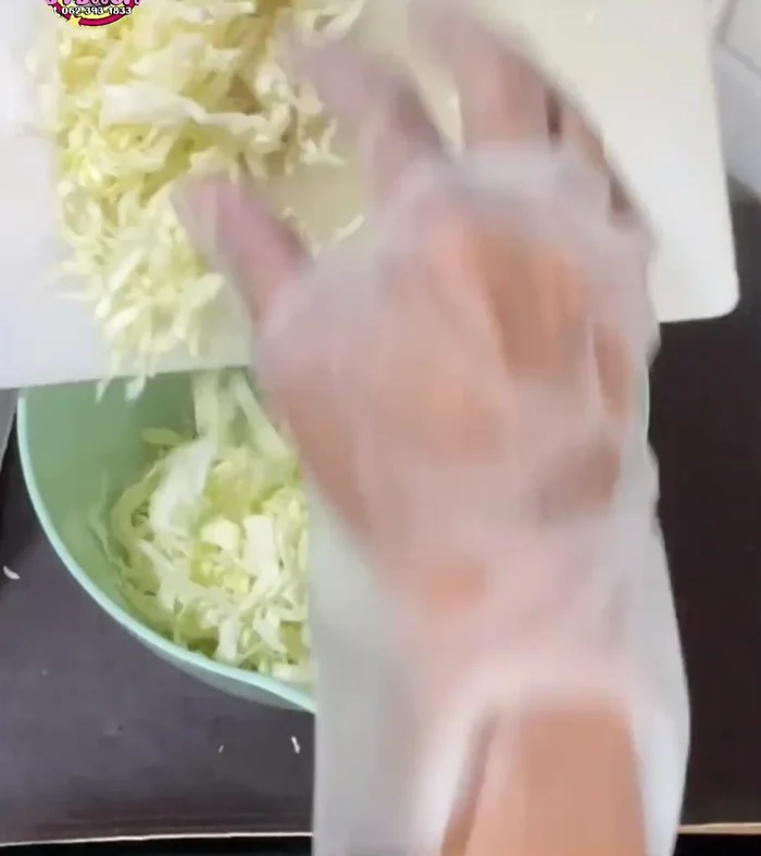 Cut carrot and cabbage into small pieces.