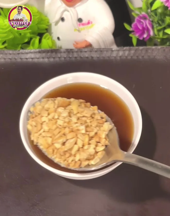Serve: Serve the crispy fried taro with the sweet and sour dipping sauce. Garnish with fresh chili (coarsely pounded or chili powder), and coarsely ground roasted peanuts, as desired.