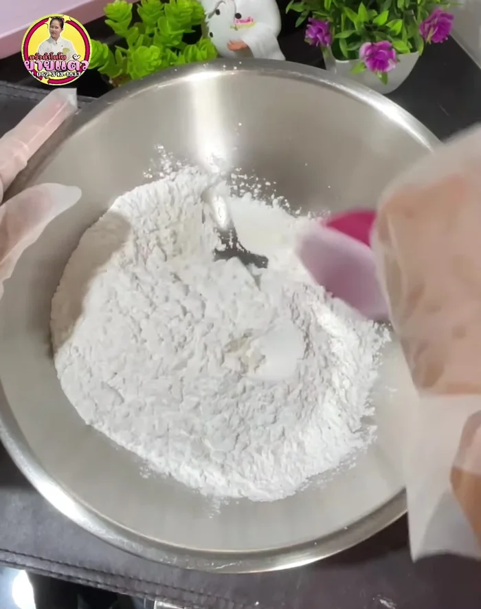 Prepare the batter: Mix all-purpose flour, rice flour, and deep-fried crispy rice flour. Gradually add lime water, mixing until a smooth batter forms. Add 1 tablespoon of granulated sugar. Beat out any lumps.