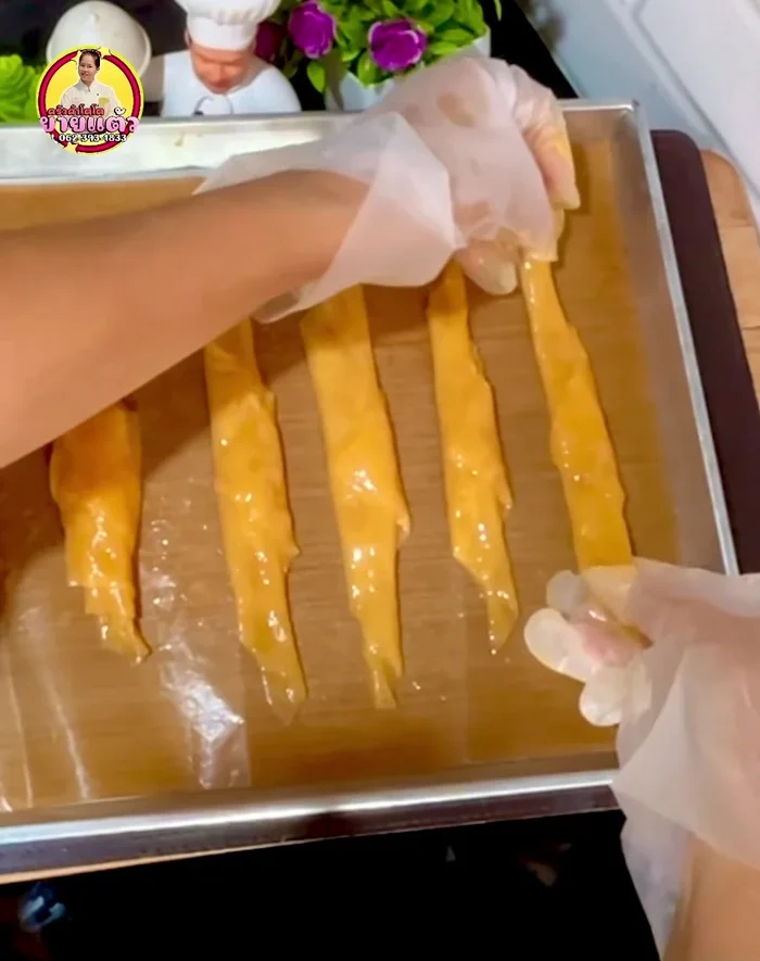 Place the rolled croissants on the baking tray.