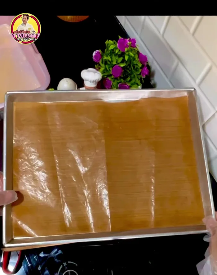 Prepare the baking tray. If using a tray mat, butter or oil is not needed. Otherwise, spread butter or oil to prevent sticking.