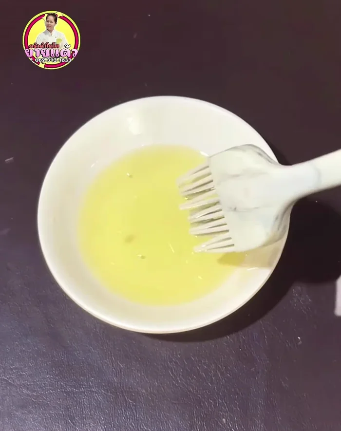 Prepare the silicone mold: Oil the mold to prevent sticking.