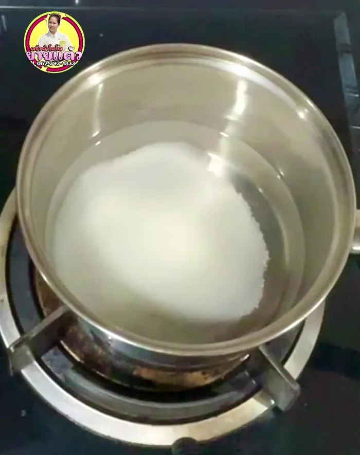 Prepare the dipping sauce: Mix plain water, vinegar, sugar, salt, and sweet dark soy sauce. Melt the sugar, then heat until boiling. Boil for 3-4 minutes to reduce vinegar smell. Let cool.