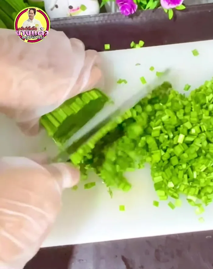 Prepare the chives: Chop chives into 1cm pieces. Add to a bowl, season with water, 2 tablespoons of sugar, and gluten powder. Add salt if needed. Mix in baking soda, soy sauce, vegetable oil, fried garlic, and ground pepper (optional). Knead until soft. Add corn and mix gently.