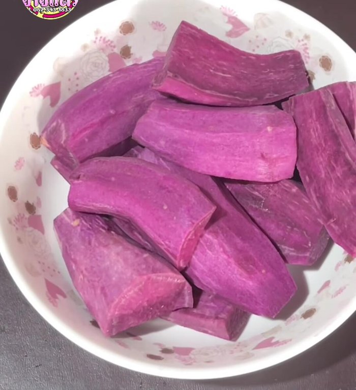 Wash and peel the purple yam (300g). Steam for 10 minutes until tender.