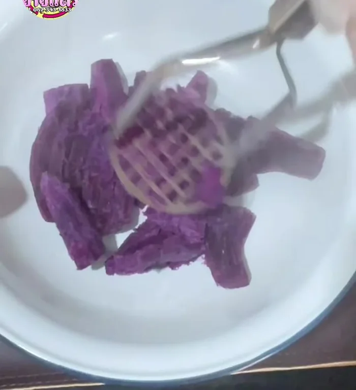 Grind the steamed purple yam while it's still hot.