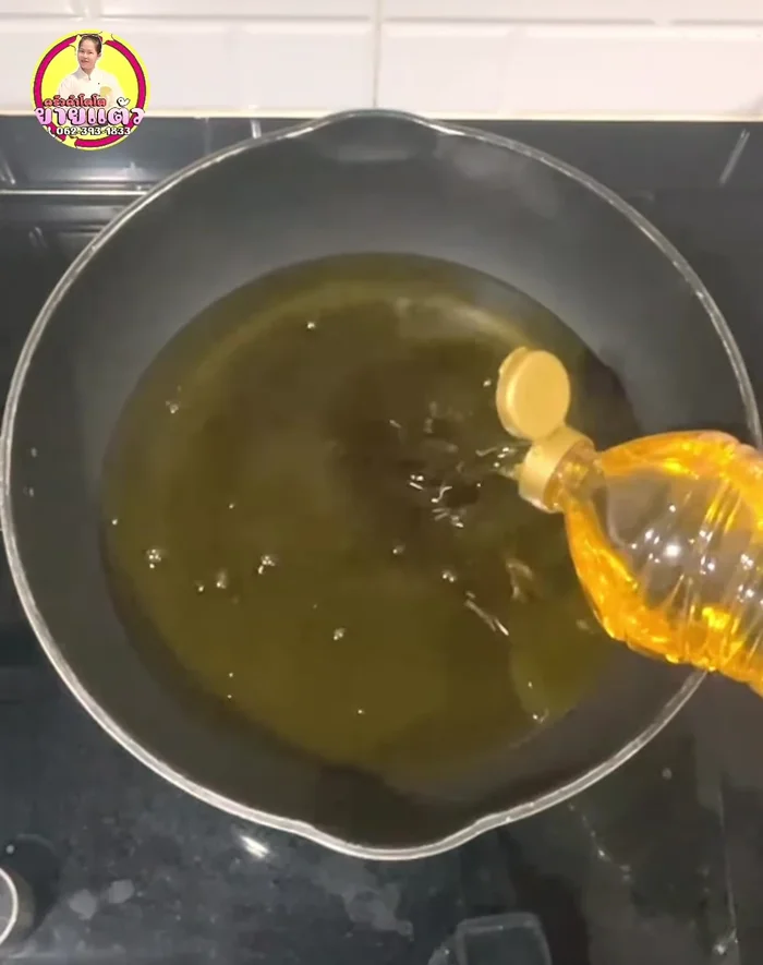 Heat a pan with oil over medium-low heat. Add 3 pandan leaves (washed and dried) to the oil before it gets too hot to infuse aroma. Fry for 2-3 minutes then remove. (57.68, 63.12, 65.799, 68)
