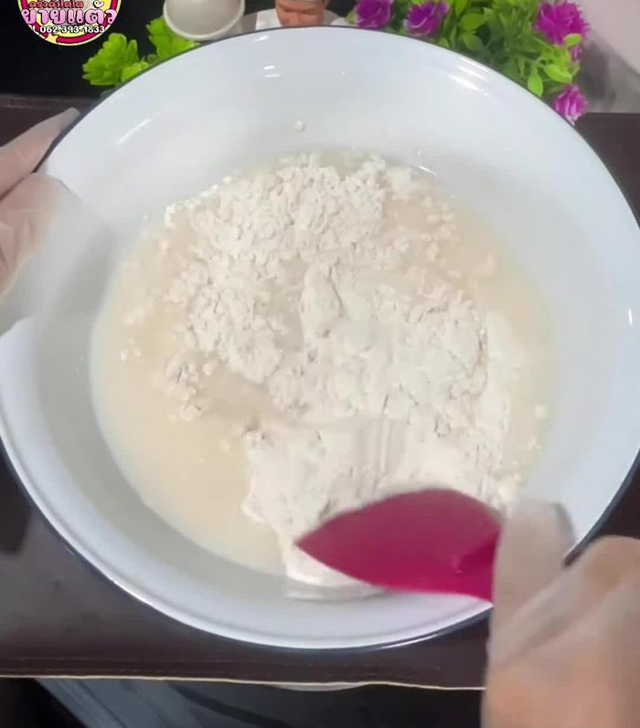 Mix 300 grams of water and 500 ml of flour. Use a spatula to break up flour clumps. Alternatively, use your hands to ensure a smooth, liquid consistency.