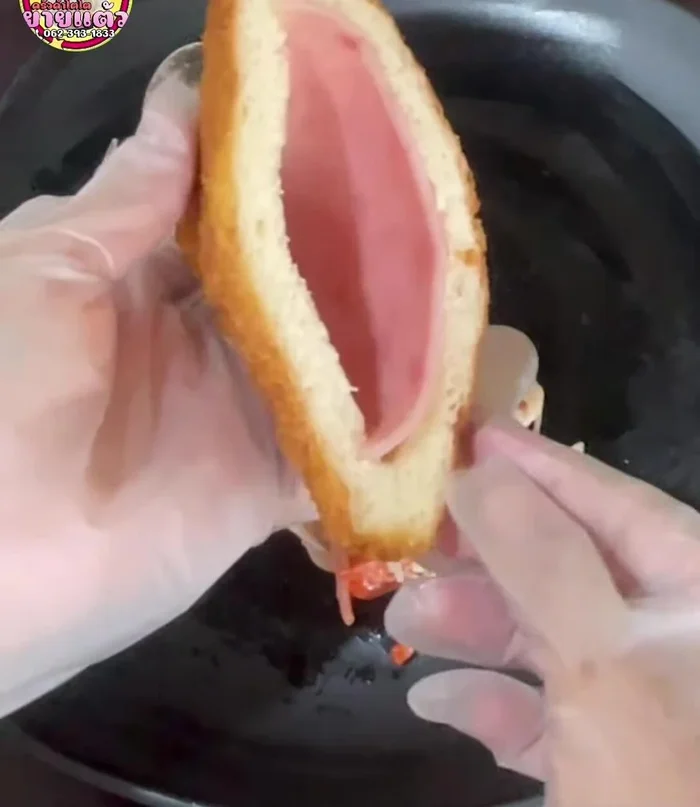 Spread mayonnaise on the bottom half of the sandwich. Add your desired fillings (crab sticks, ham, shredded pork, vegetables, etc.).