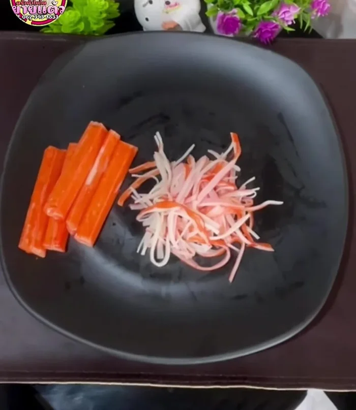 Prepare the filling: Tear crab sticks into strips and mix with mayonnaise. Other options include cherry tomatoes, salad vegetables, fried eggs, cheese, shredded pork, or ham (microwave ham beforehand).