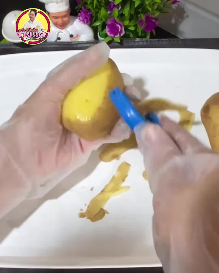 Wash and peel 350 grams of potatoes. Cut them in half.