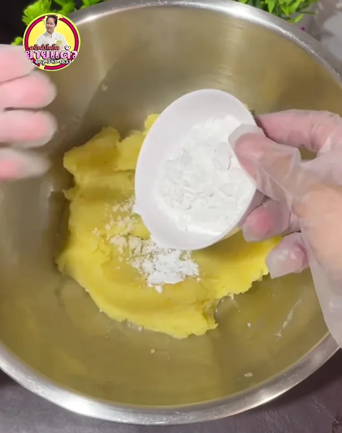 Season the mashed potatoes with 1/3 teaspoon salt, a pinch of baking powder, 3 tablespoons of cornstarch, 2 tablespoons of water, 1 tablespoon of vegetable oil, and pepper (optional). Mix well until thick.