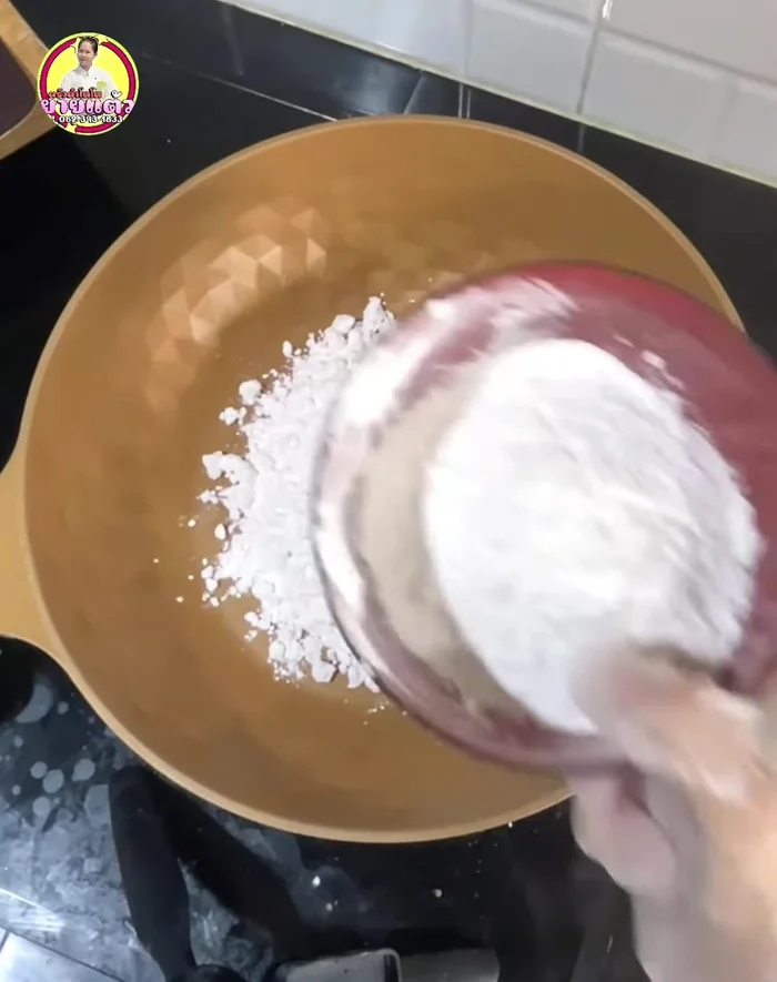 Prepare the fried dough: Mix tapioca flour, rice flour, and salt. Gradually add water while stirring until smooth. Add 3 tablespoons of vegetable oil.