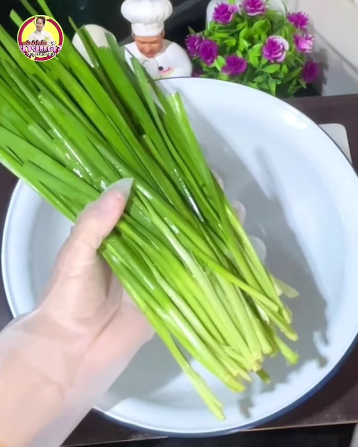 Wash and clean 300 grams of kaffir lime leaves, removing any rotten ones.