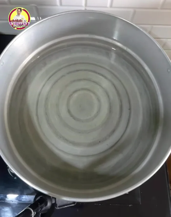 Steam the wrapped kuichai dough for 25 minutes over medium heat until cooked.