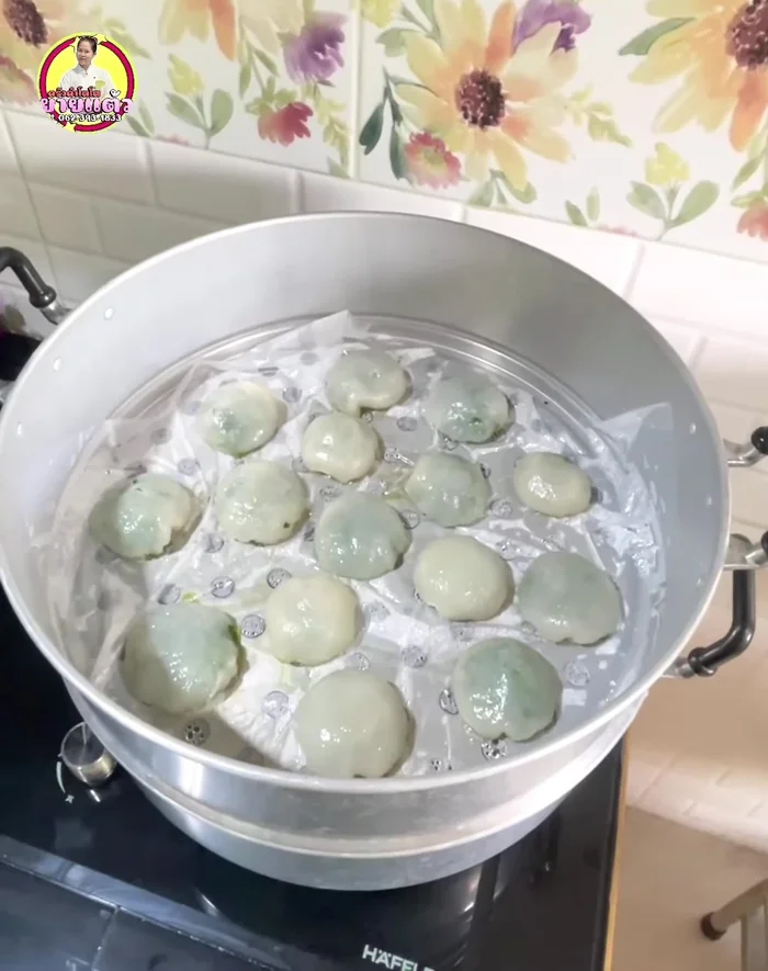 Remove from steamer and brush with vegetable oil or cooking oil and fried garlic for shine and to prevent drying.