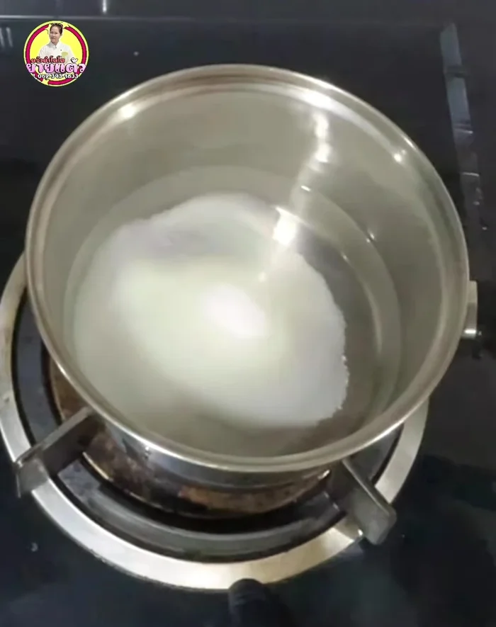 Prepare the dipping sauce: Mix water, vinegar, sugar, salt, dark soy sauce, and sweetener. Stir until sugar dissolves. Boil for 3-4 minutes to reduce vinegar smell. Let it cool.