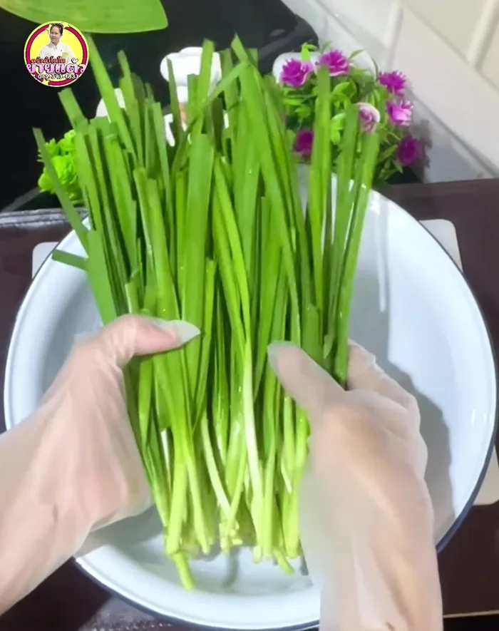 Prepare the chives: Cut off the hard white stems and chop the chives into 1cm pieces.