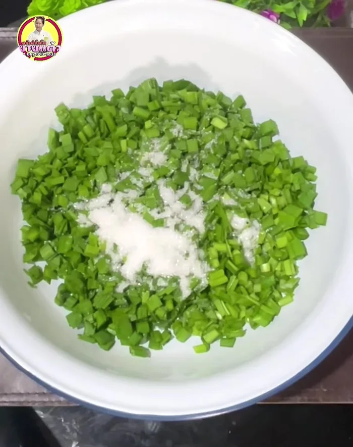 Season the chives with water, sugar, salt, seasoning powder, baking soda, ground pepper, soy sauce, white salt, and fried garlic oil. Mix well and knead.