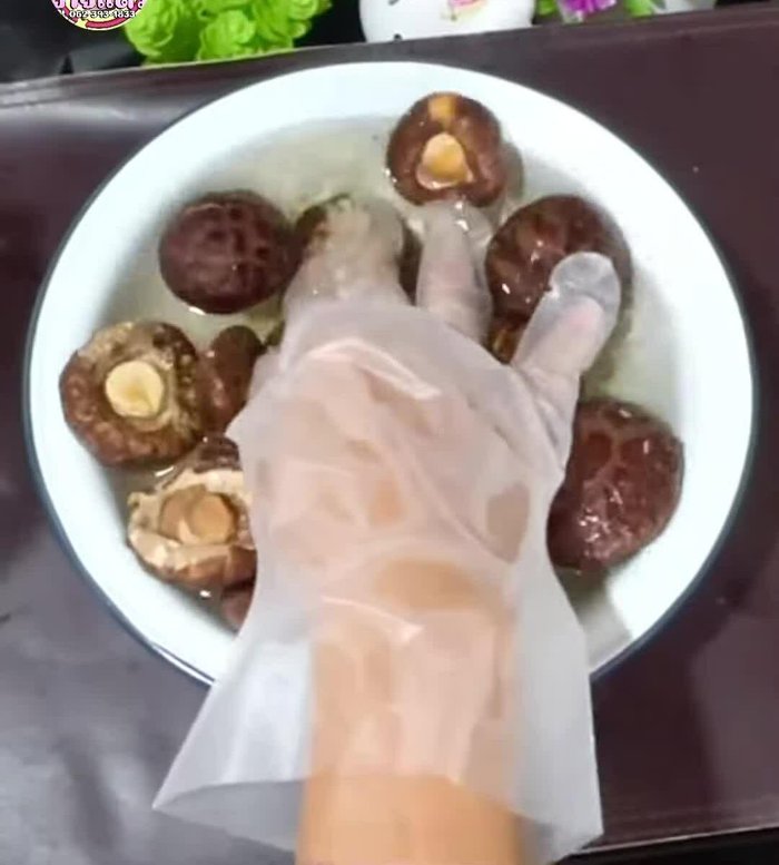 Let the water cover the mushrooms and put them in. Soak for about 5 minutes.