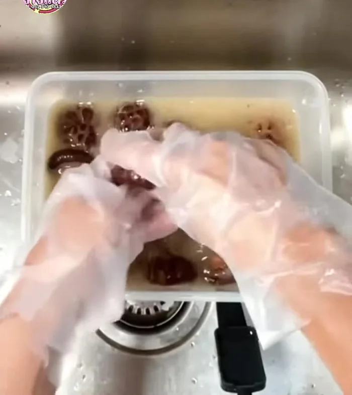 When shaking, the mushrooms will become soft and creamy white. Squeeze out the starch water.