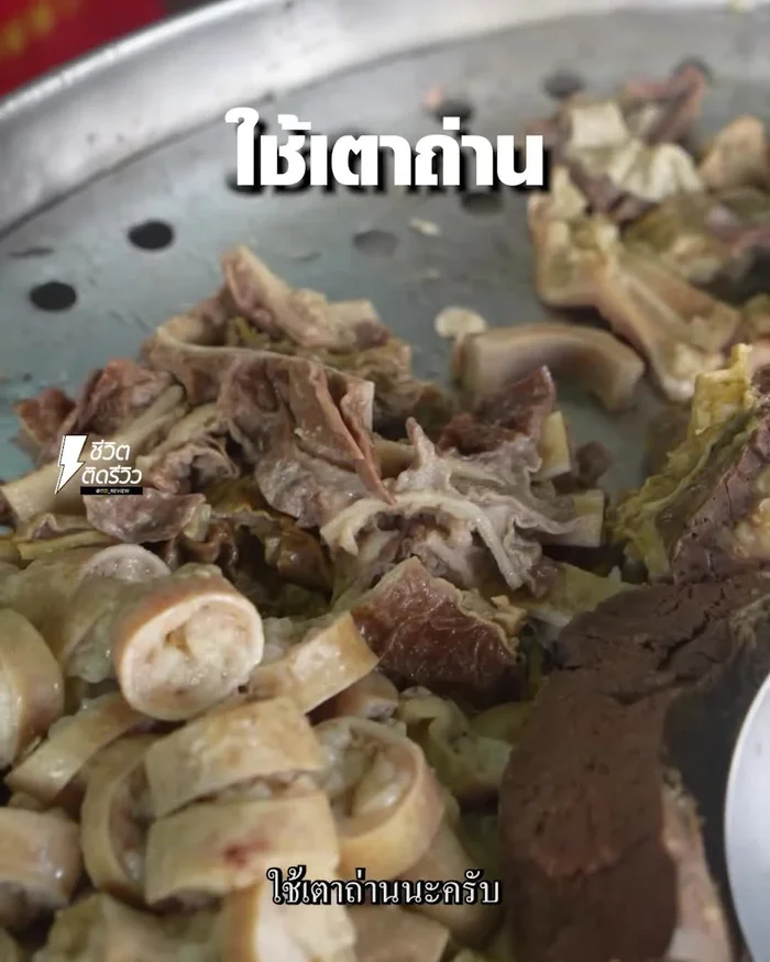 Add beef offal to the pot with water and cook until the last bite.