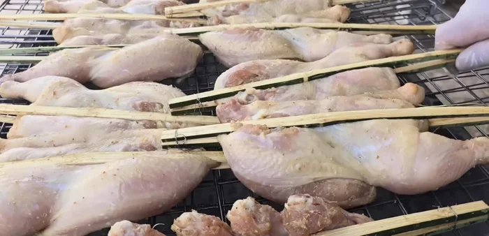 Prepare the fried garlic: Fry garlic until golden yellow, reserving the oil.