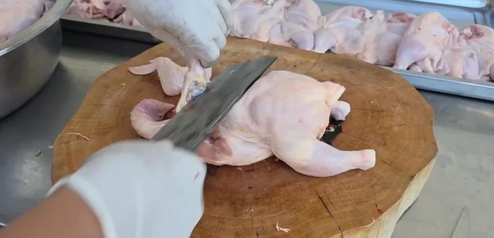 Prepare the chicken: Separate the legs and wings. Cut the chicken into pieces weighing 800-1000g (or up to 2kg if desired).