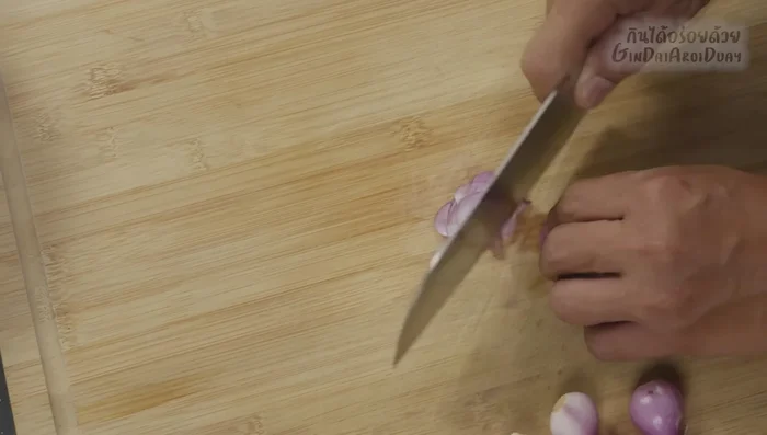 Prepare the fried shallots: Thinly slice red onions (264.44). Prepare the batter: Mix crispy fried flour (or all-purpose flour), a little salt, and enough water to form a thick batter (285.08).