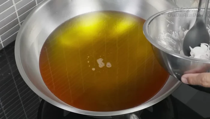 Fry the shallots: Heat oil in a pan over medium heat (481.199). Add the sliced onions and fry until golden brown and crispy, being careful not to overcook (503.44). Remove from oil and set aside (627.32).