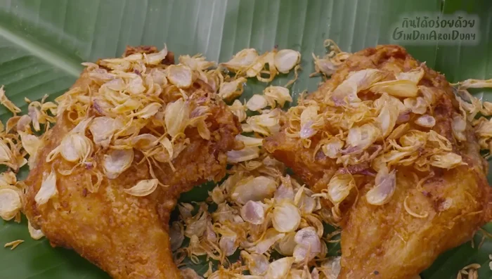 Serve: Serve the crispy Hat Yai fried chicken immediately with the crispy fried shallots (925.839).