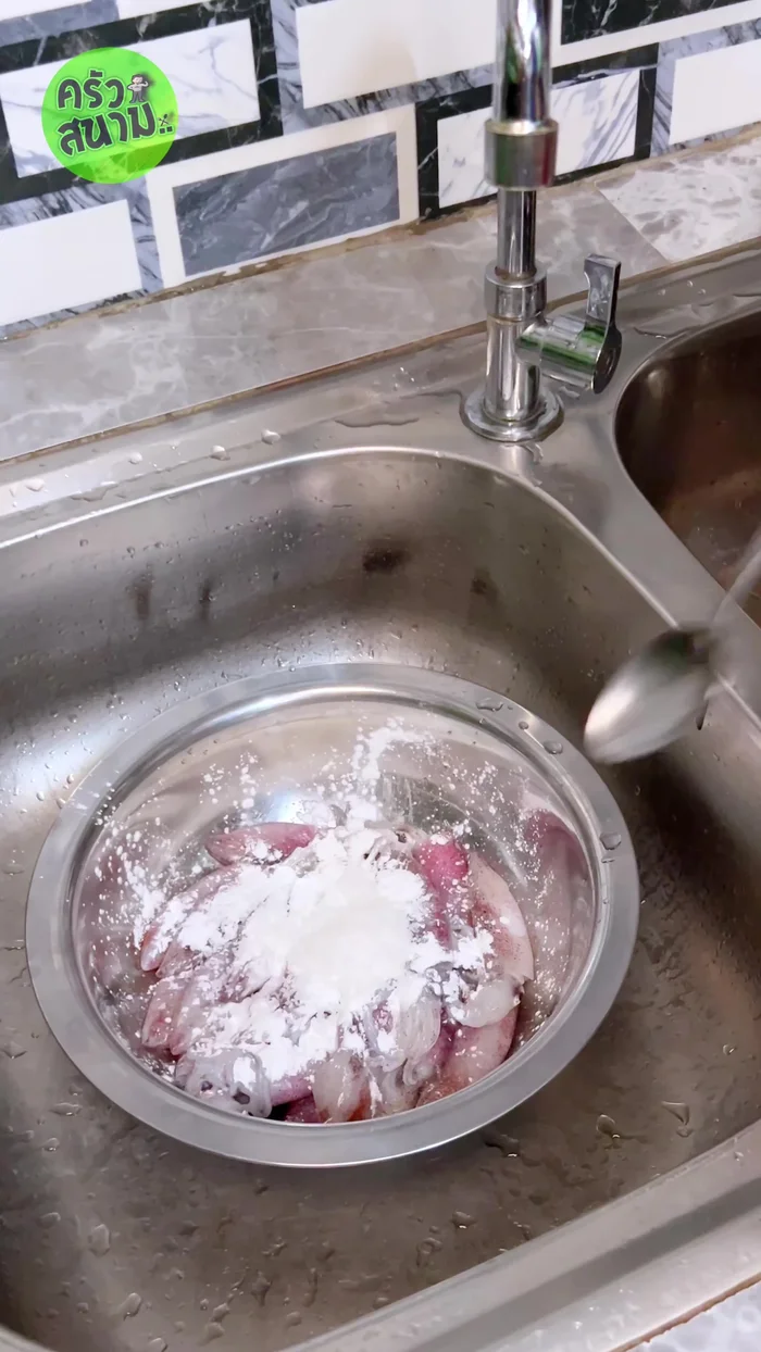 Wash the squid with clean water. Mix 1 tablespoon of flour and 1 tablespoon of ground flour with salt until dissolved. Add this mixture to the squid and let it sit for 2-3 minutes to remove the fishy smell. Then wash the squid with 3-4 clean waters.