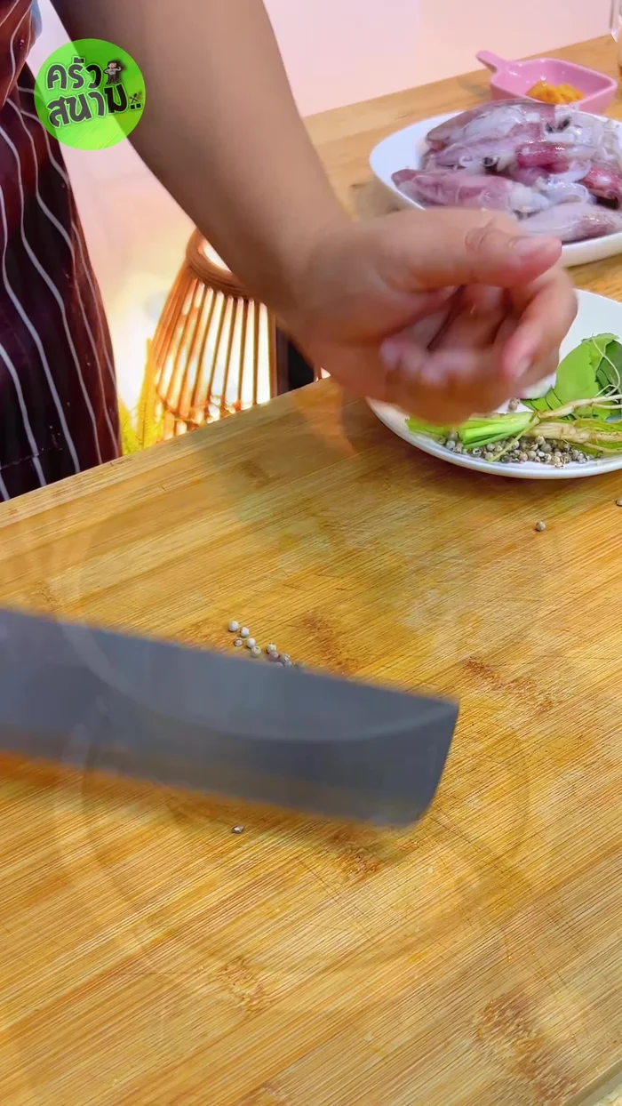 In a pot, combine the prepared squid, aromatics, 1 tablespoon of coconut sugar, 1 tablespoon of fish sauce, and 1 ladle of water. Do not turn on the heat yet.