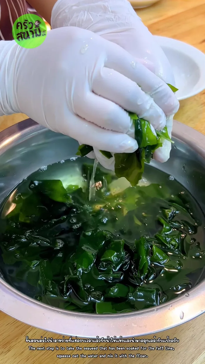 Mix the seaweed with the batter.