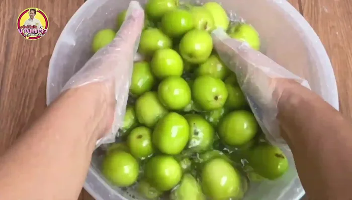 Prepare the Pudsa: Rinse the Pudsa thoroughly. Use the spoon tail to remove the seeds. [41.28]