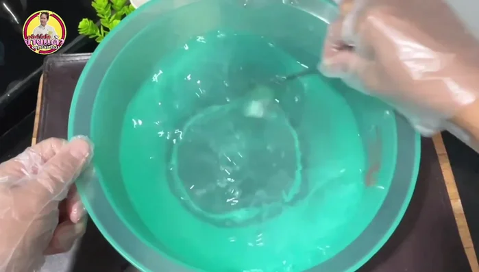 Soak in salt water: Prepare salt water (1 large bottle/1500ml water, 1 heaped tablespoon salt). Soak the deseeded Pudsa in this water. [51.12]