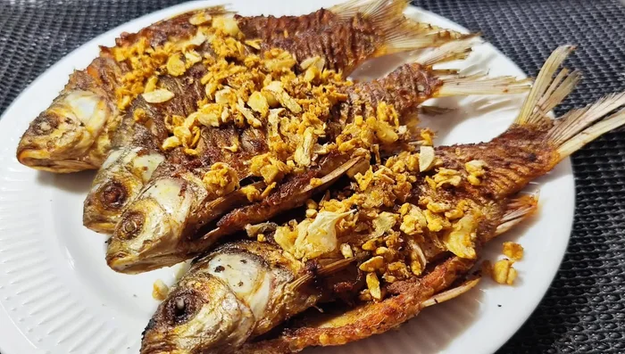 Clean and prepare the carp. Remove scales and score the fish deeply to make incisions to help break down the bones when cooking, making it easier to eat. (This helps prevent bones from getting stuck in your throat).