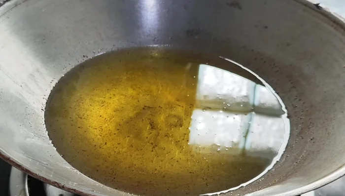 Heat oil in a frying pan.