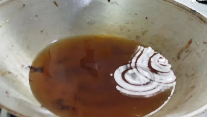 Fry the garlic in the same oil until golden yellow. Use a strainer to remove any black residue from the fish.