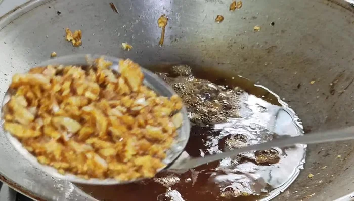 Garnish the fried carp with the fried garlic.