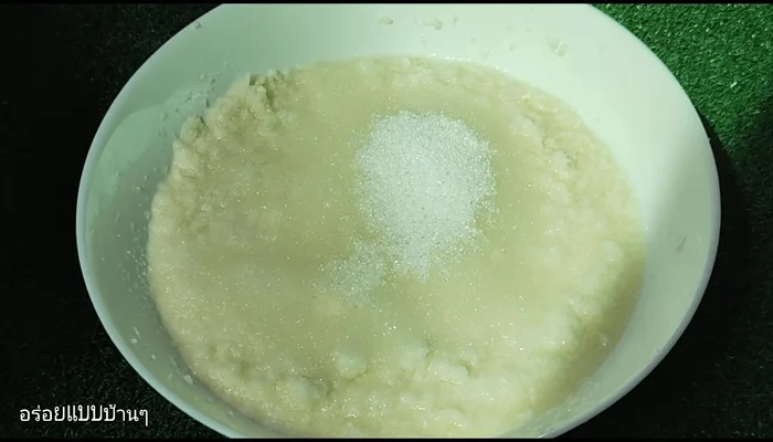 Mix the cassava and sugar. In a bowl, combine the processed cassava and sugar. Mix thoroughly until the sugar is completely dissolved (approximately 5 minutes).